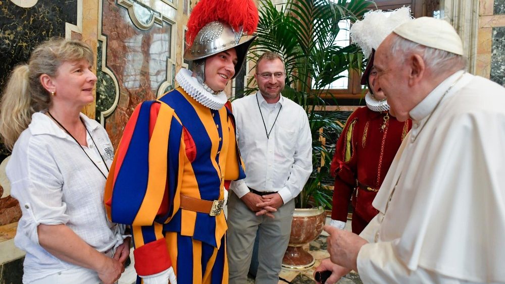 Papa Francisco com guardas su?os e familiares na Sala Clementina