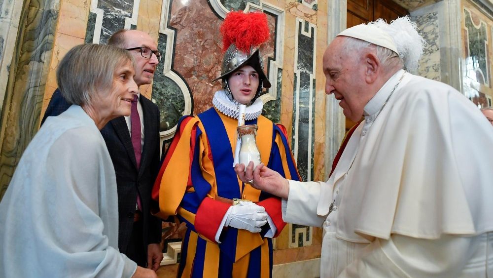 Papa Francisco com guardas su?os e familiares na Sala Clementina