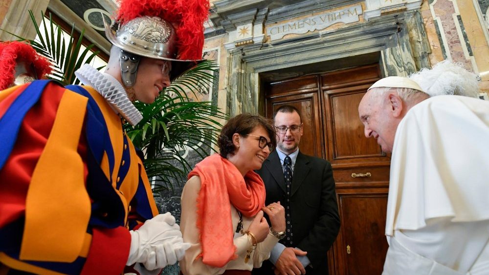 Papa Francisco com guardas su?os e familiares na Sala Clementina