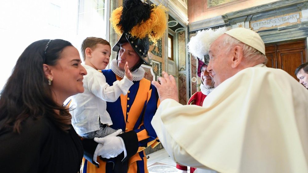 Papa Francisco com guardas su?os e familiares na Sala Clementina