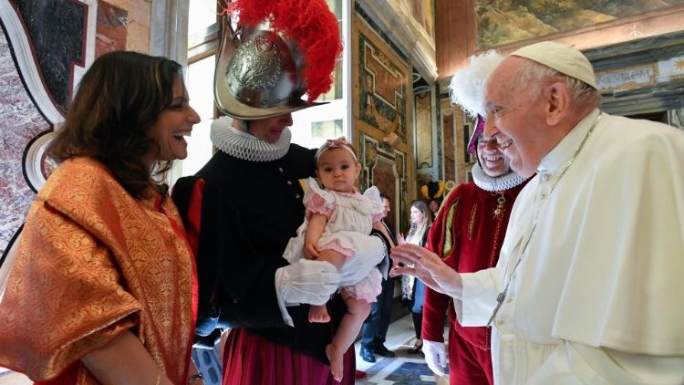 Papst Franziskus begr?t die Schweizergardisten und ihre Familien