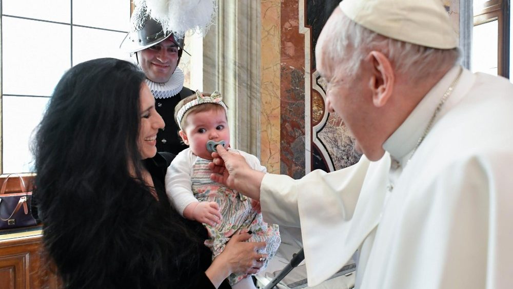 Papa Francisco com guardas su?os e familiares na Sala Clementina