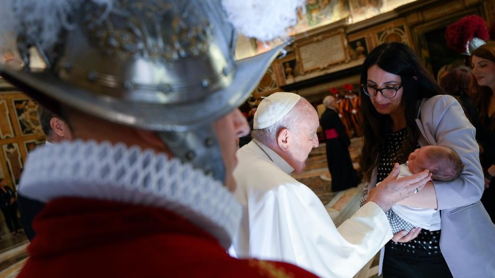 Papa Francisco com guardas su?os e familiares na Sala Clementina