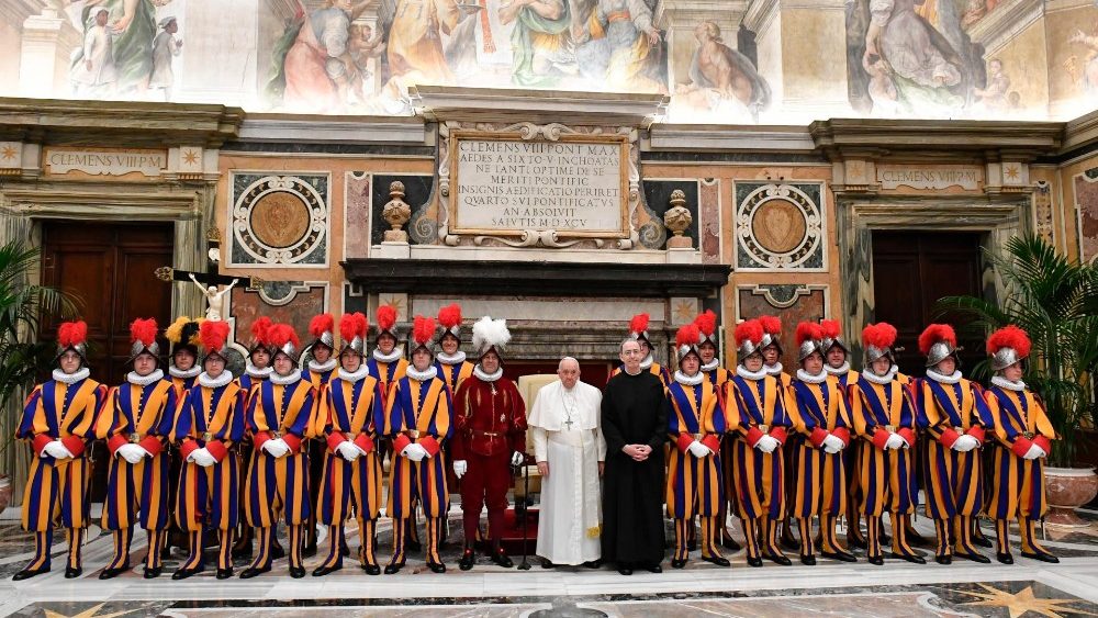 Papa Francisco com guardas su?os e familiares na Sala Clementina