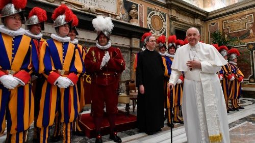 Le Pape encourage les gardes suisses à témoigner de leur foi