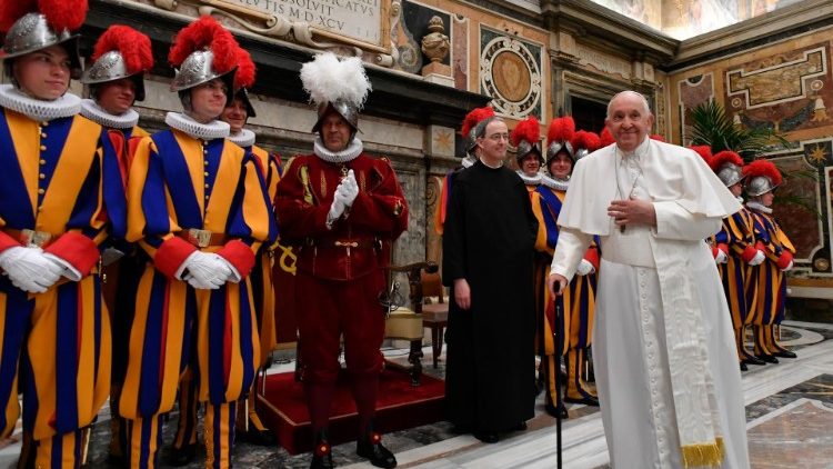 Le Pape François et des gardes suisses en salle Clémentine du Palais apostolique, le 6 mai 2023. 