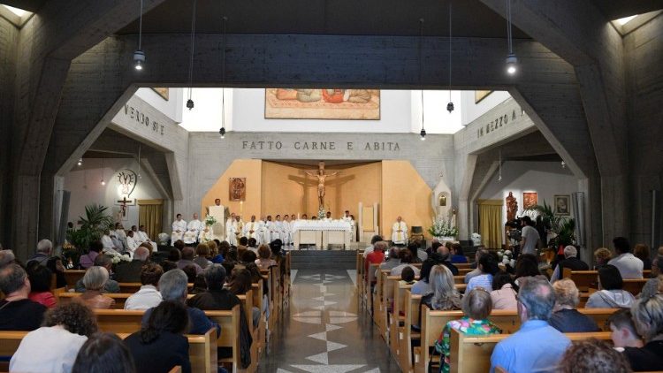 La parrocchia romana gremita per la presa di possesso del cardinale