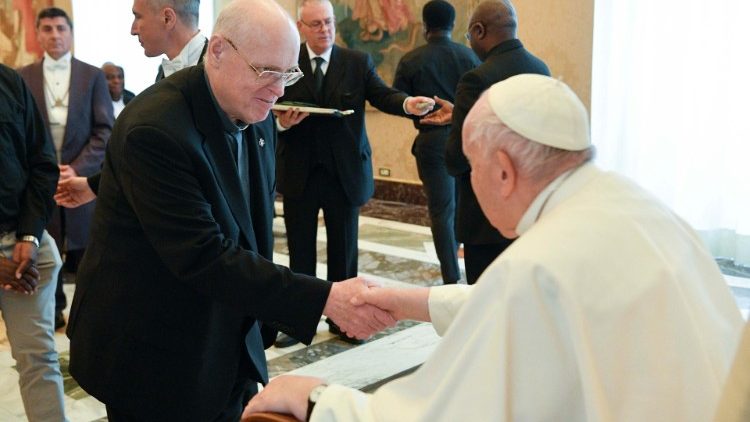 Le Pape Fran?ois saluant les membres de la Congrgation du Saint-Esprit, le 8 mai au Vatican.