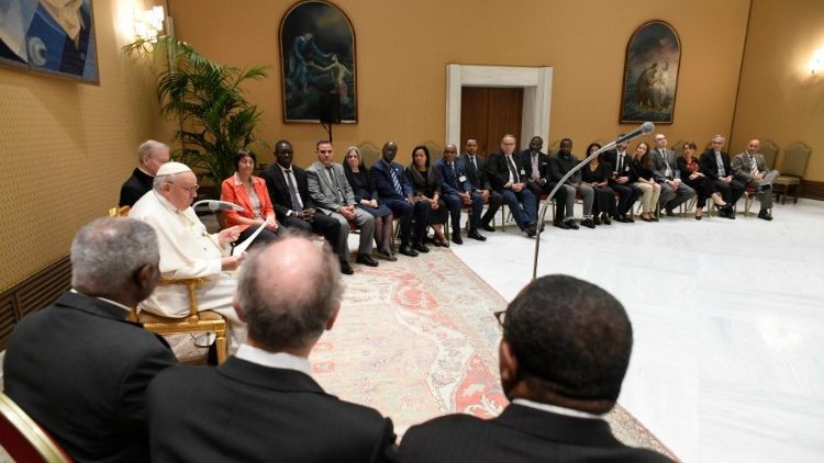 Franciszek z uczestnikami konferencji organizowanej przez Papiesk? Akademi? Nauk