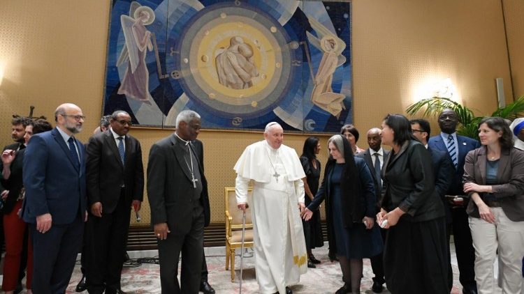 Papst Franziskus mit Teilnehmern der Konferenz „Food and Humanitarian Crises: Science and Policies for Prevention and Mitigation"