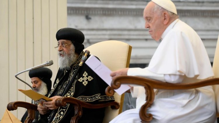 P?ven Franciskus tillsammans med patriarken Tawadros II under den allm?nna audiensen 