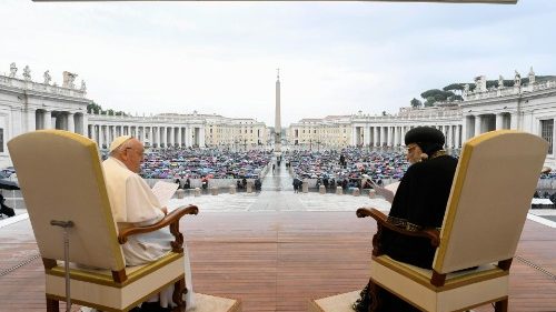 Il Papa e l'abbraccio a Tawadros: la sua visita aiuti a crescere nella comunione