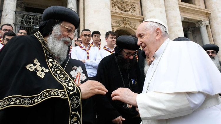 François et Tawadros II le 10 mai sur la place Saint-Pierre