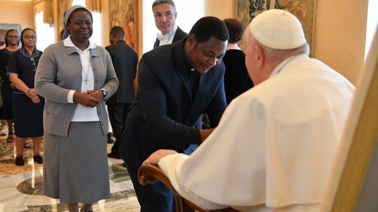 Il Papa saluta alcuni partecipanti alla Conferenza Istituti Missionari in Italia