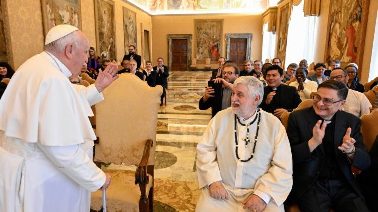 Papa Francisco sada os membros da Conferncia dos Institutos Missionrios da ٨