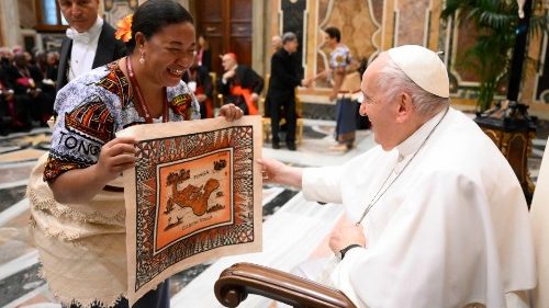 Papa: viver a caridade é acolher o amor de Deus e arregaçar as mangas pelo outro