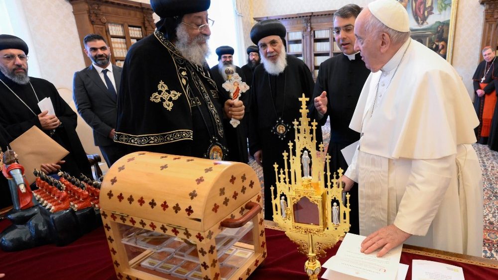 Papa Francisco, Tawadros II e delega??o copta - troca de dons