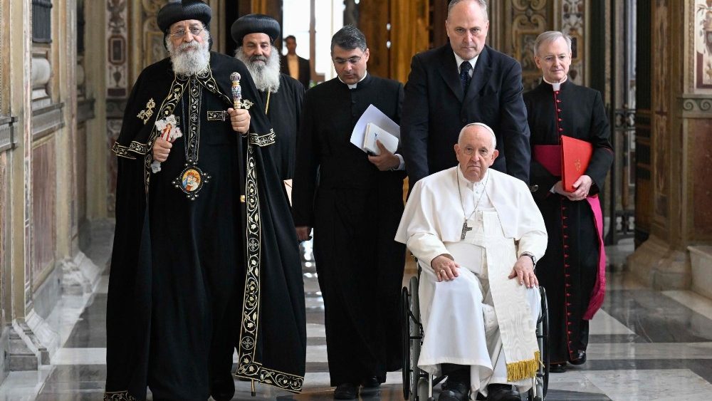 Papa Francisco acompanhado pelos coptas no corredor do palcio Apostlico
