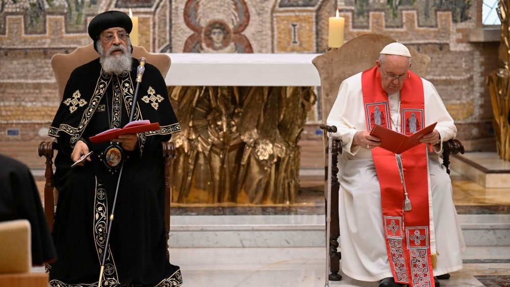 Papa Francesco e Tawadros II, patriarca copto ortodosso di Alessandria, nella Cappella Redemptoris Mater del Palazzo Apostolico