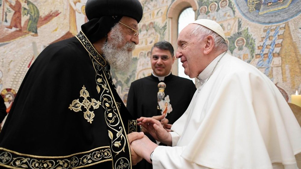 Papa Francesco e Tawadros II, patriarca copto ortodosso di Alessandria, nella Cappella Redemptoris Mater del Palazzo Apostolico