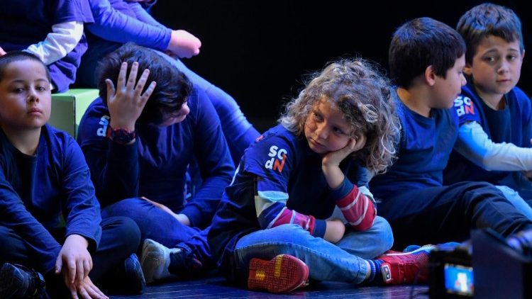 Bambini sul palco degli Stati Generali della Natalit
