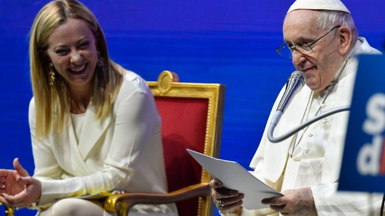 A participa??o no evento da primeira-ministra italiana e do Papa Francisco