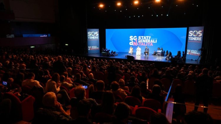 Politikusok, gazdasági szakemberek, újságírók a társadalom megfiatalításáért