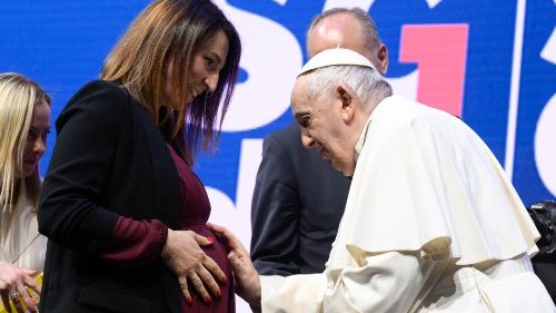 Francesco: la famiglia antidoto alla povertà e allinverno demografico