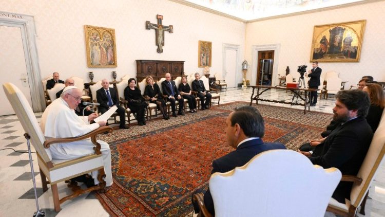 Un momento dell'udienza nella biblioteca del palazzo apostolico