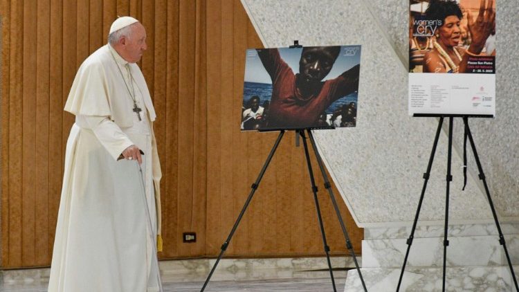 Fotografije koje su izložene ispod Berninijevih kolonada na Trgu sv. Petra u sklopu izložbe „Women’s cry“