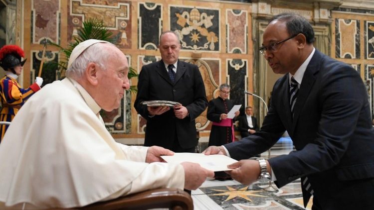 Papie? Franciszek przyjmuje listy uwierzytelniaj?ce nowych ambasadorw