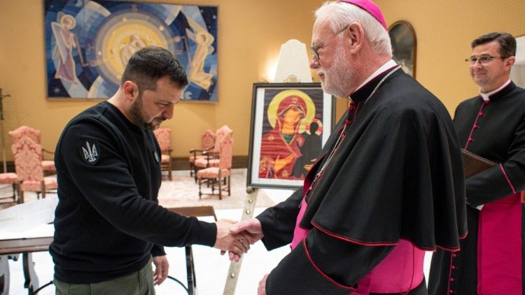 Il saluto con monsignor Gallagher