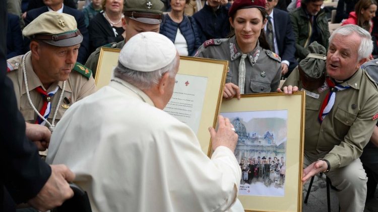 Harcerze przekazuj? dary Papie?owi