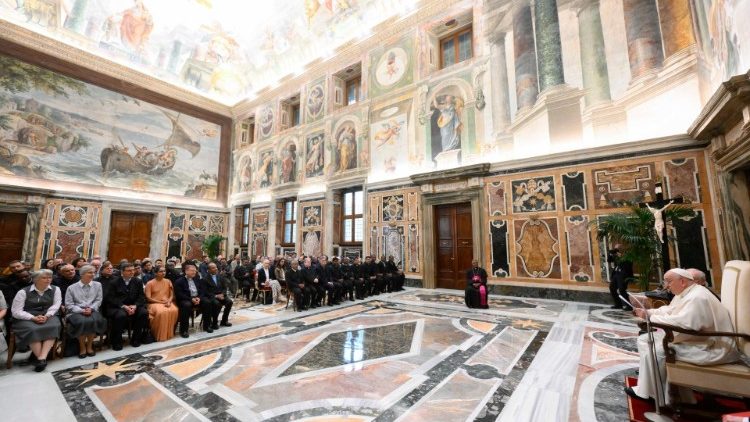Le Pape François a reçu en audience les participants au chapitre général de la Compagnie de Marie, le 20 mai 2023, au Palais apostolique. 