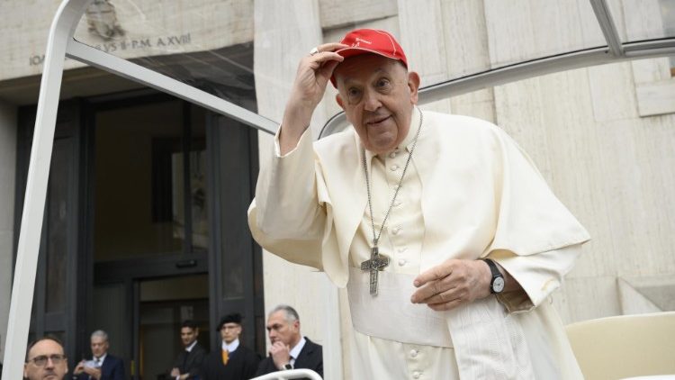 Pope Francis with recently-confirmed young people of Archdiocese of Genoa