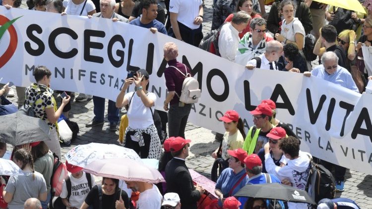Alcuni fedeli presenti in piazza San Pietro 