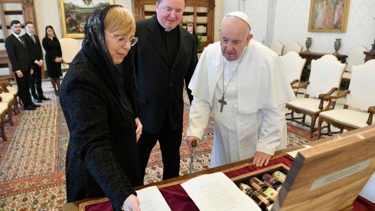 Predsjednica Nata?a Pirc Musar darovala je Svetom Ocu slovenske proizvode od meda 