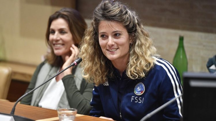 La Directora de los Museos Vaticanos Barbara Jatta y la campeona Silvia Bennardo