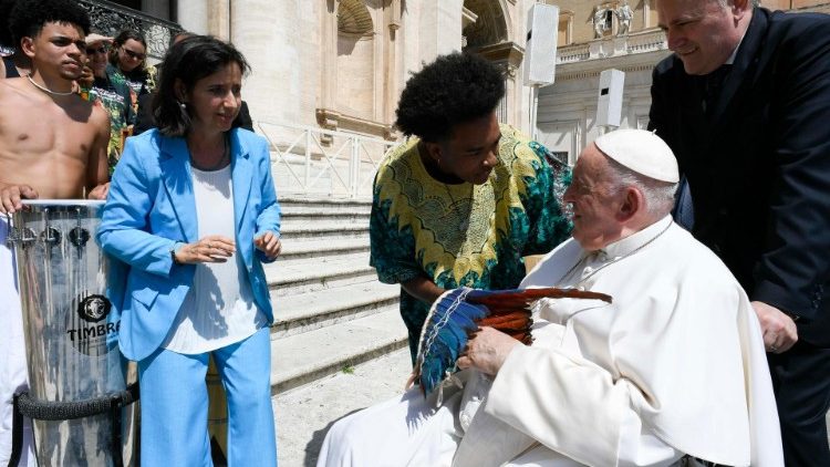 Le Pape et Rodrigo Baima, place St Pierre