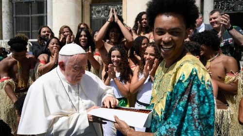 O Brasil encanta o Papa na Audiência Geral com dança e capoeira