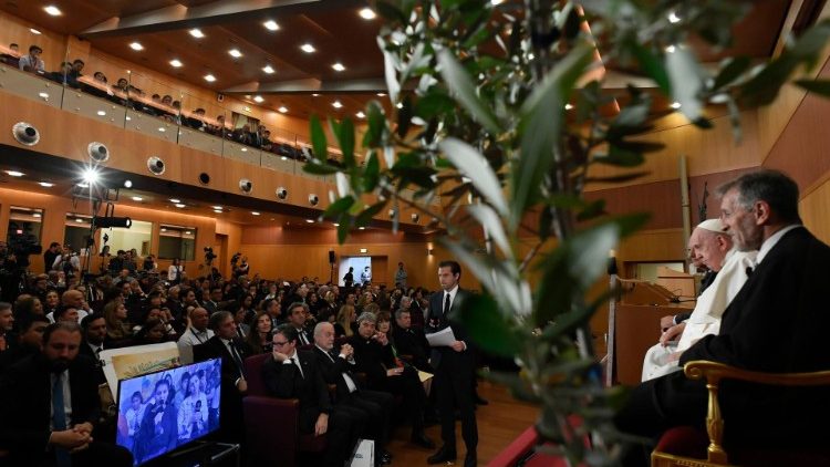 Francesco in collegamento con i ragazzi