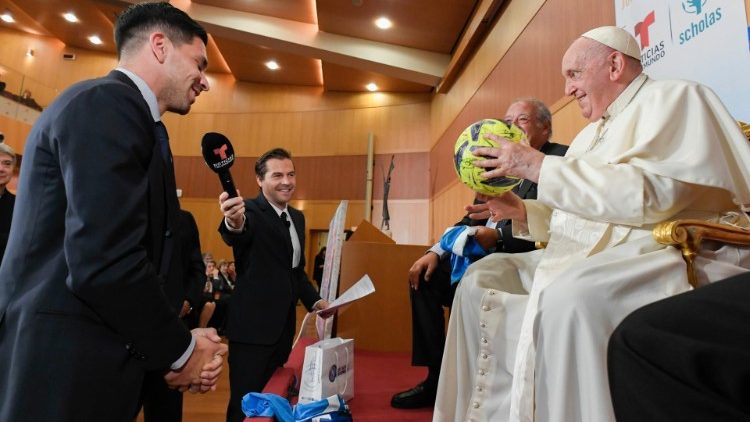 Vor wenigen Tagen erhielt der Papst einen farbigen Fu?ball geschenkt