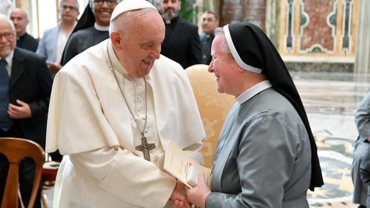 Papa Francisco cumprimenta a Superiora Geral das Pequenas Irm?s Missionrias da Caridade, Ir. Maria Alicja Kedziora, eleita no ltimo dia 22 de maio 