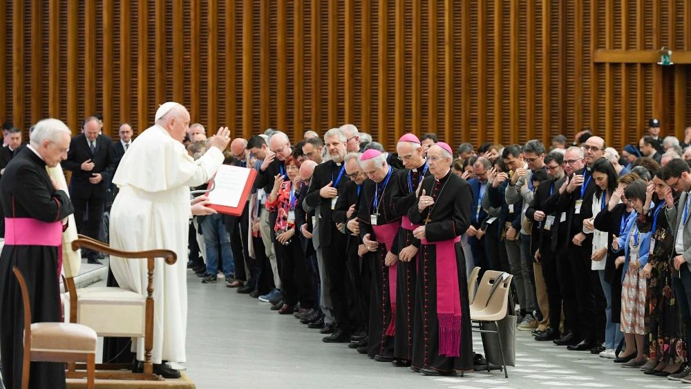O Papa Francisco com participantes do Encontro nacional dos referentes diocesanos do Caminho sinodal italiano (Vatican Media)