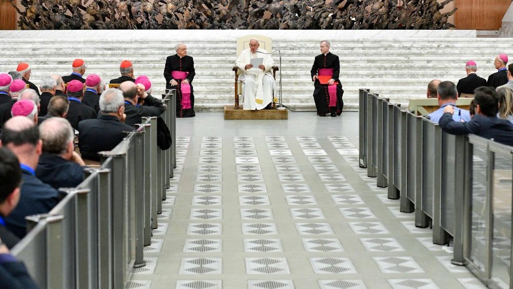 O Papa Francisco com participantes do Encontro nacional dos referentes diocesanos do Caminho sinodal italiano (Vatican Media)
