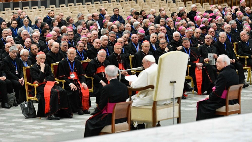 O Papa Francisco com participantes do Encontro nacional dos referentes diocesanos do Caminho sinodal italiano (Vatican Media)