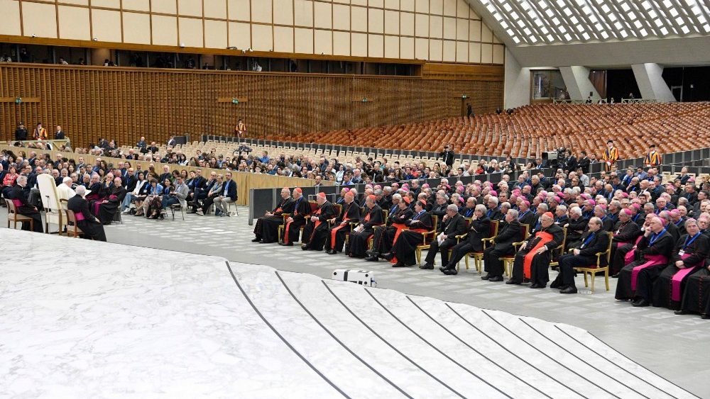 O Papa Francisco com participantes do Encontro nacional dos referentes diocesanos do Caminho sinodal italiano (Vatican Media)
