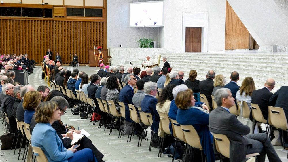 O Papa Francisco com participantes do Encontro nacional dos referentes diocesanos do Caminho sinodal italiano (Vatican Media)
