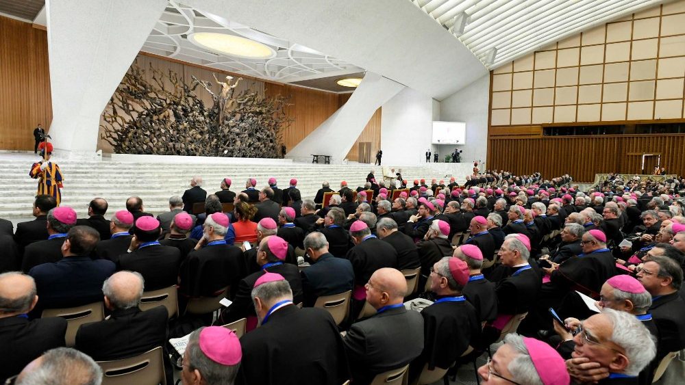 O Papa Francisco com participantes do Encontro nacional dos referentes diocesanos do Caminho sinodal italiano (Vatican Media)