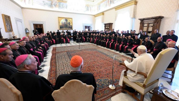 Le Pape Fran?ois avec les vques mexicains, dans la Bibliothque du Palais apostolique, vendredi 2 juin 2023. 